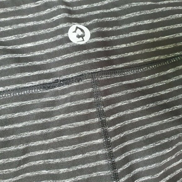 Scorpio Sol Womens Large Gray Stripe Capri Pants - Picture 4 of 5